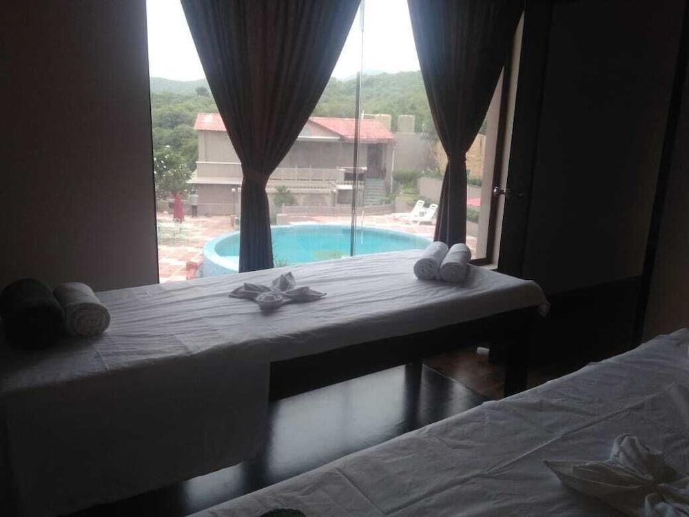 אודייפור Araliayas Resort & Spa מראה חיצוני תמונה