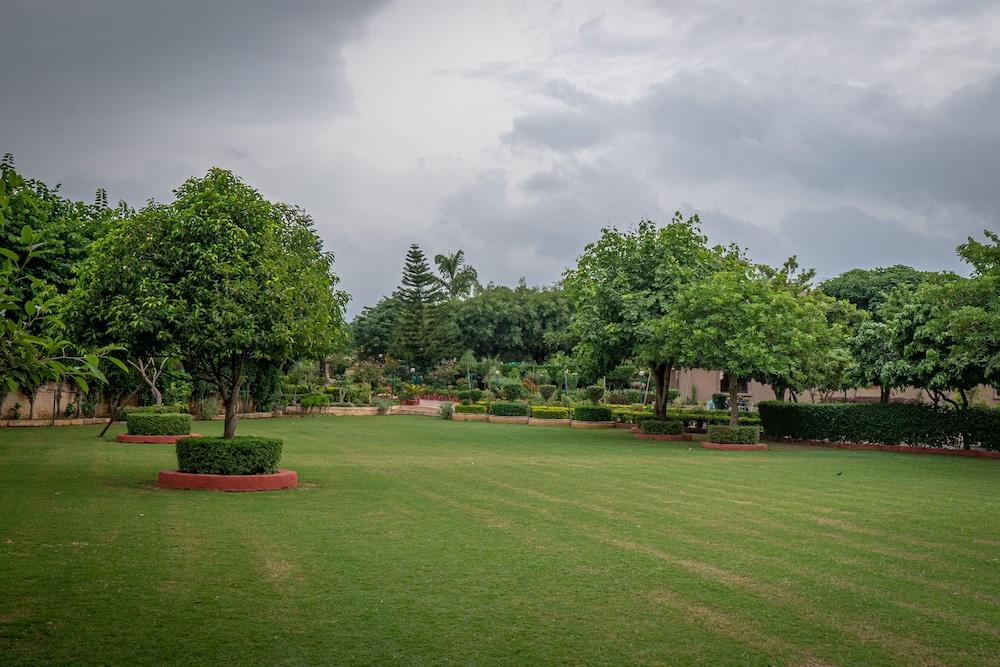 אודייפור Araliayas Resort & Spa מראה חיצוני תמונה