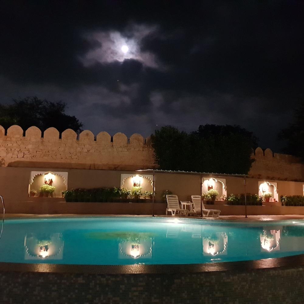אודייפור Araliayas Resort & Spa מראה חיצוני תמונה