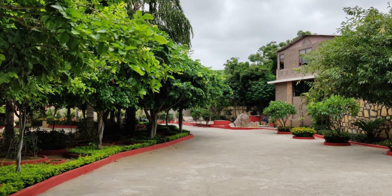 אודייפור Araliayas Resort & Spa מראה חיצוני תמונה